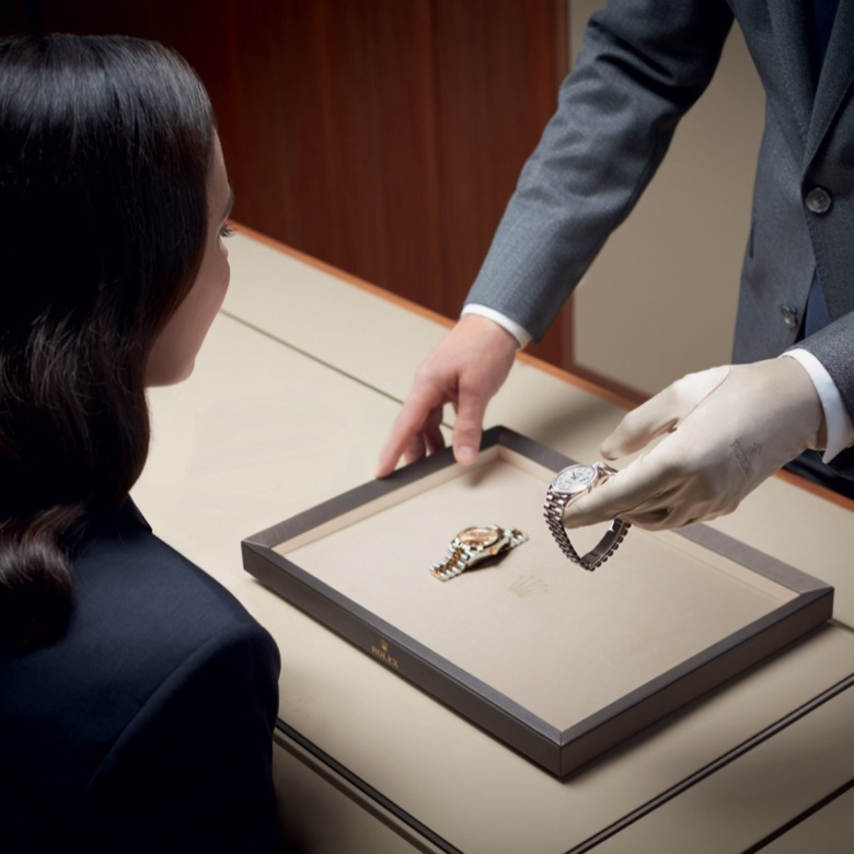 Discover rolex message 7214 shoot shop geneva retail campaign client vendeur pub 25 03 2019 sm iso 01 portrait