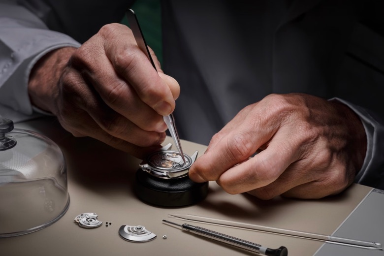 Discover rolex servicing 2 sav1910dh 005c portrait